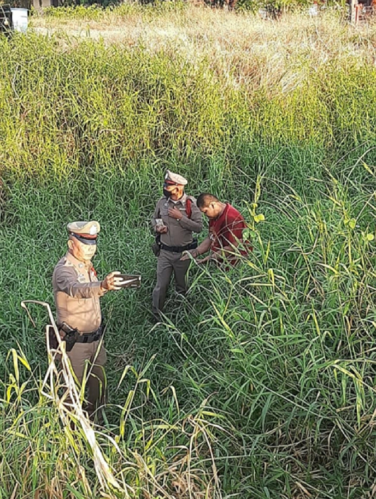 ตำรวจรับแจ้ง พบผู้เสียชีวิต อยู่ในพงหญ้า สุดท้ายจับชีพจร ถึงกับฮากลิ้ง