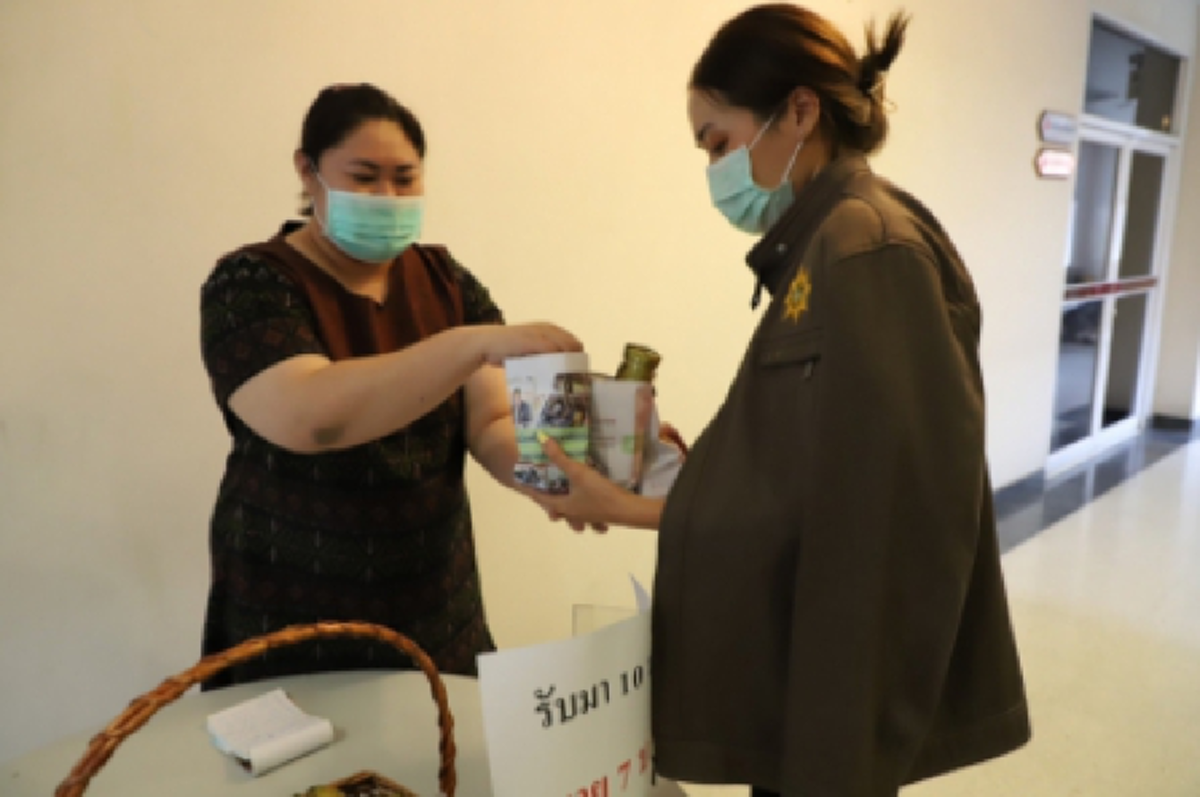 กราบหัวใจ ผู้ว่าฯปทุม เหมาข้าวต้มมัดยาย เอามาขายขาดทุน หน้าห้องทำงาน