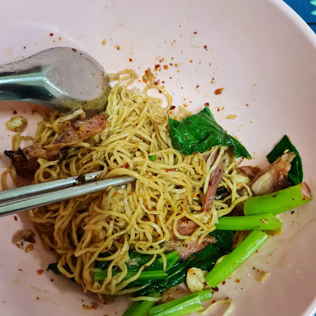 หนุ่มหิวตอนดึก เดินเข้าร้านบะหมี่ เจอพนักงานถามว่ากินอะไรคะ สุดมึนถามวกไปวนมา