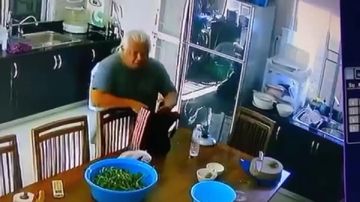 ลุงวัย 61 ปี ทำเนียนเข้ามาตีสนิทสาวๆในหมู่บ้าน อาศัยทีเผลอขโมยโทรศัพท์มือถือ พร้อมข้ออ้างมโนไปไกล