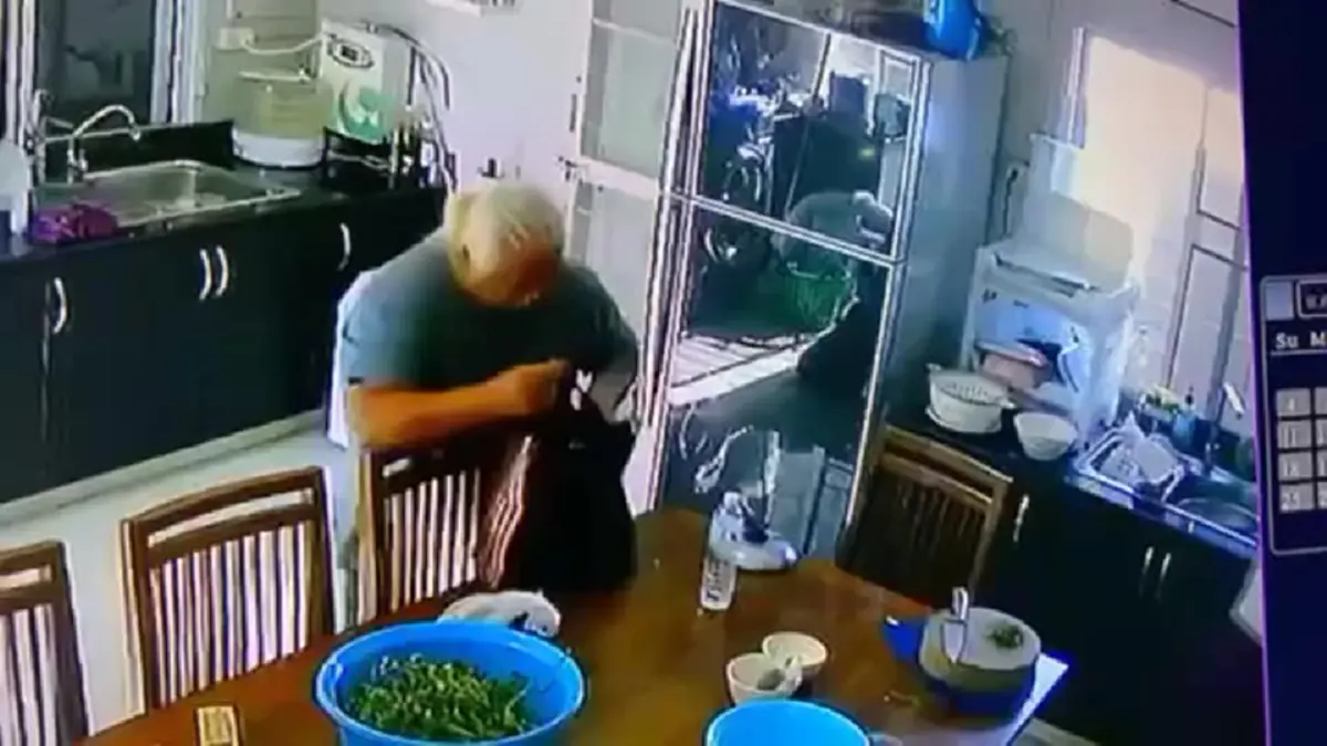 ลุงวัย 61 ปี ทำเนียนเข้ามาตีสนิทสาวๆในหมู่บ้าน อาศัยทีเผลอขโมยโทรศัพท์มือถือ พร้อมข้ออ้างมโนไปไกล