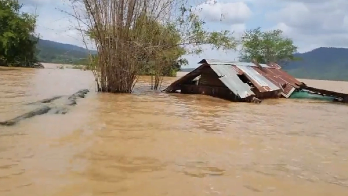 บิณฑ์ บรรลือฤทธิ์ เดินหน้าช่วยชาวบ้าน ล่องเรือฝ่ากระแสน้ำป่า แจกข้าวสาร ควักเงินตัวเองให้ หลังเห็นสภาพ
