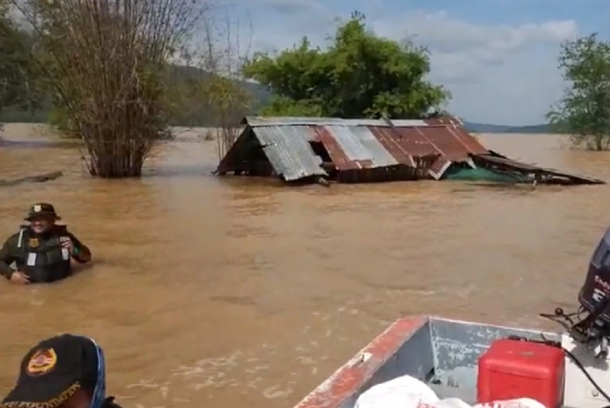 บิณฑ์ บรรลือฤทธิ์ เดินหน้าช่วยชาวบ้าน ล่องเรือฝ่ากระแสน้ำป่า แจกข้าวสาร ควักเงินตัวเองให้ หลังเห็นสภาพ
