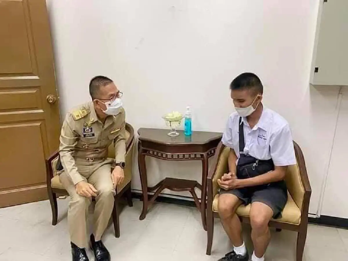 ผู้ว่าฯ ปทุมธานี ถึงกับยกย่องหัวใจ นักเรียนชั้น ม.6 พิการทางสายตา ขึ้นรถทัวร์ข้ามจังหวัดมาขอสัมภาษณ์ ขากลับให้รถประจำตำแหน่งไปส่งถึงบ้าน