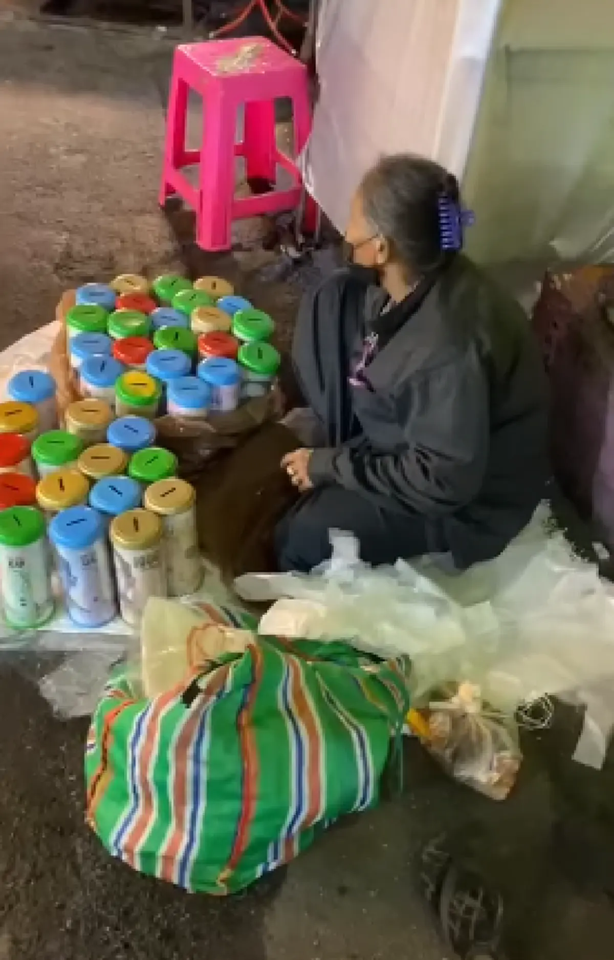 สุดสงสาร หนุ่มเดินผ่านข้างทาง เหลือบเห็นหญิงชรานอนรอขายกระปุกริมถนน ก่อนถามถึงกำไรไม่ถึง 100/วัน