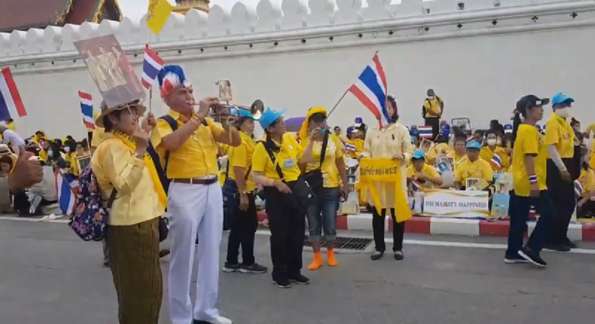 สุดตื้นตันใจ ลุงชาวเยอรมัน ร่วมเฝ้าฯรับเสด็จ พร้อมเล่นทรัมเป็ต เพลงพระราชนิพนธ์ ถวายด้วยความจงรัก
