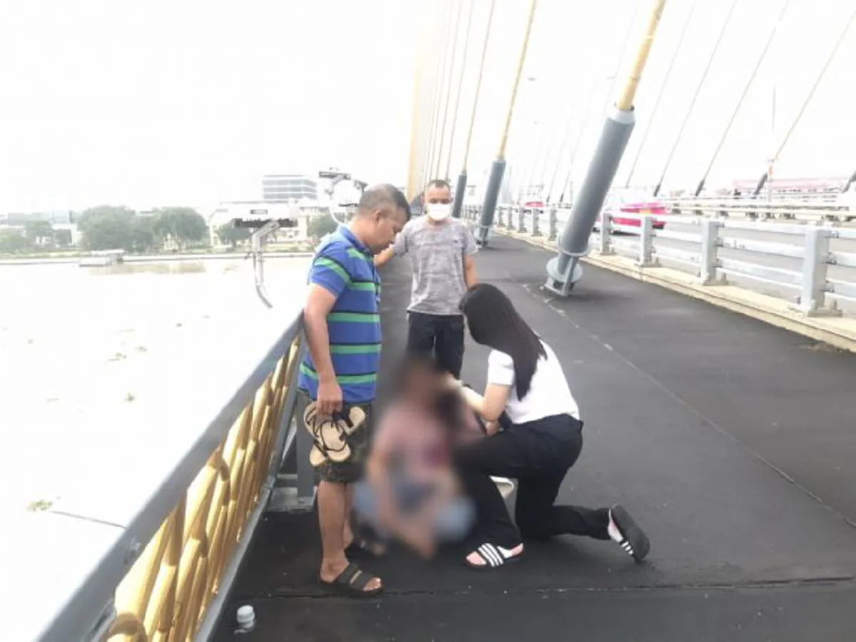 สาวสิ้นหวังชีวิต คิดกระโดดสะพานลาโลก โชคยังช่วยพลเมืองดี -ตำรวจ เข้าคว้าตัวได้ทัน