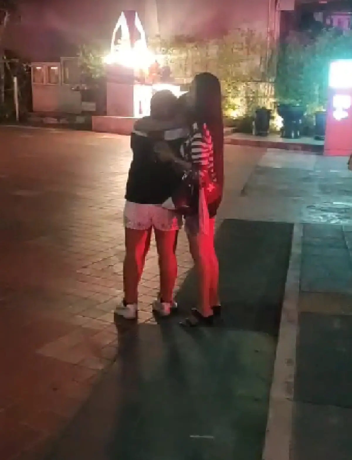 สาวถึงกับสติแตก ซิ่งเก๋งชนคนข้ามถนนดับ สำนึกผิดนั่งกอดเข่าร้องไห้พูดจาไม่รู้เรื่อง