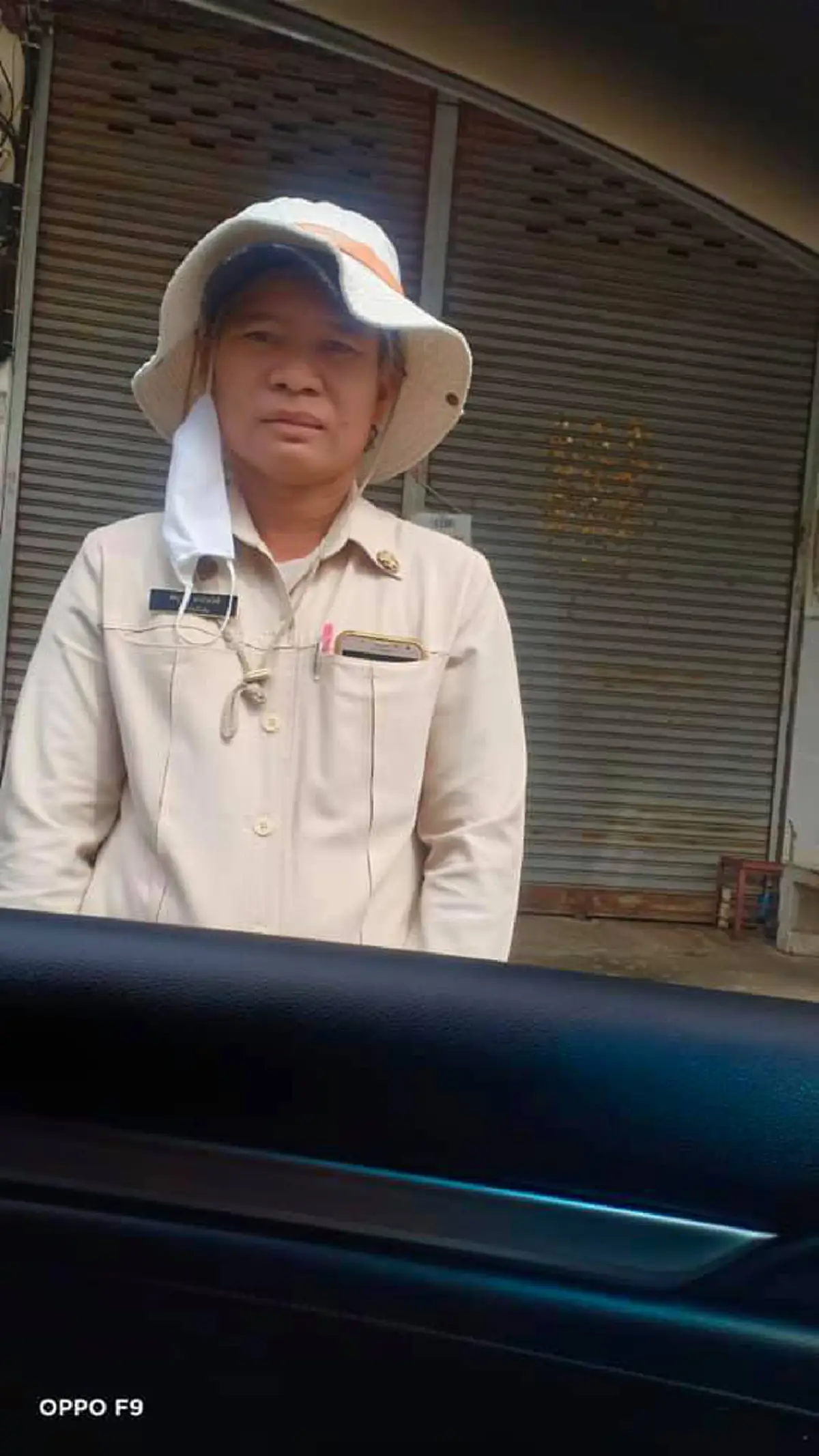 สาวใหญ่ ขับรถมาซื้อของตลาดกิมหยง เผลอเปิดกระจกไว้เต็มบาน ก่อนเดินกลับมา เห็นจนท.ยืนเฝ้าของให้ไม่ไปไหน