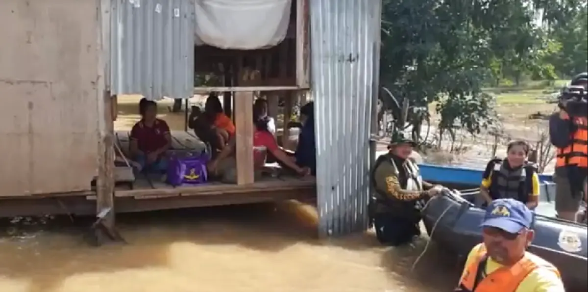 บิณฑ์ บรรลือฤทธิ์ เดินหน้าช่วยชาวบ้าน ล่องเรือฝ่ากระแสน้ำป่า แจกข้าวสาร ควักเงินตัวเองให้ หลังเห็นสภาพ