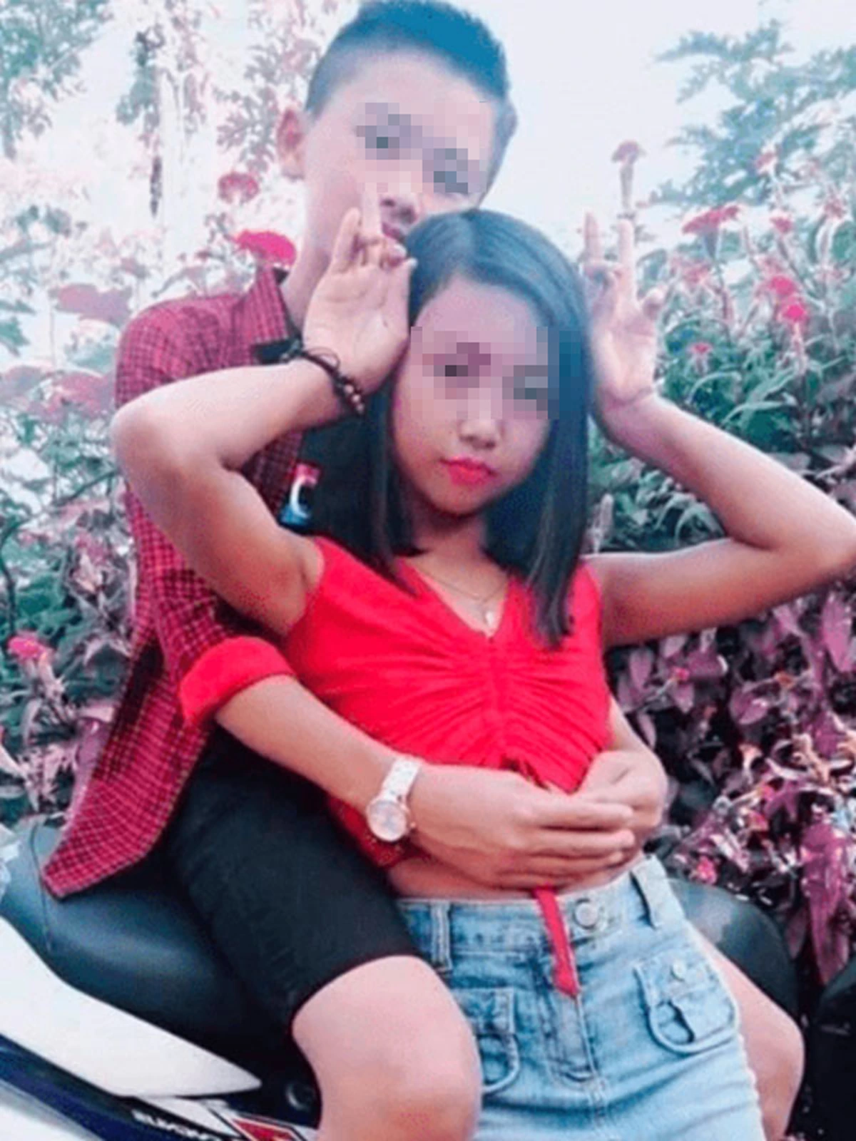 คู่รักวัยกระเตาะ ถ่ายรูปสวีทหวาน รู้อายุแทบรับไม่ได้ ชาวเน็ตจวกยับ