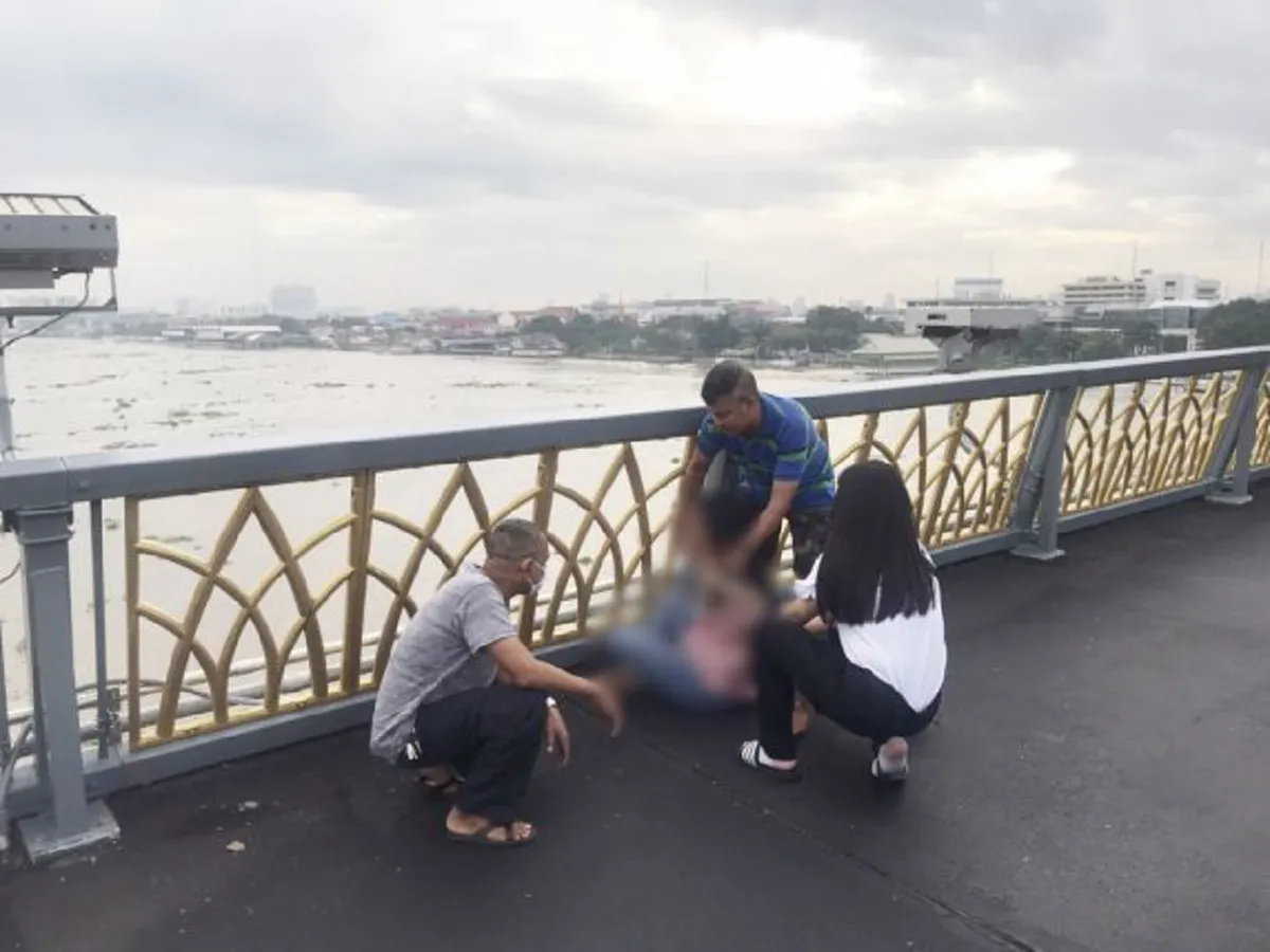 สาวสิ้นหวังชีวิต คิดกระโดดสะพานลาโลก โชคยังช่วยพลเมืองดี -ตำรวจ เข้าคว้าตัวได้ทัน