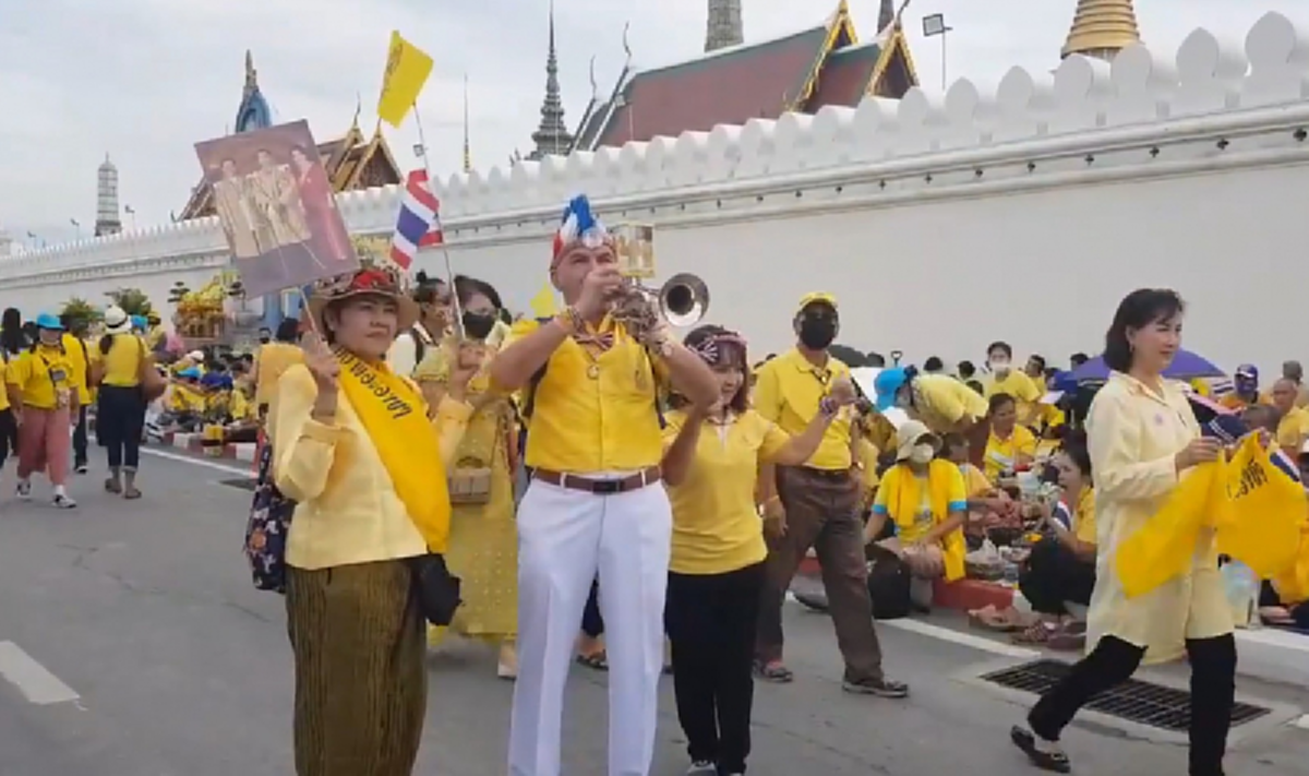 สุดตื้นตันใจ ลุงชาวเยอรมัน ร่วมเฝ้าฯรับเสด็จ พร้อมเล่นทรัมเป็ต เพลงพระราชนิพนธ์ ถวายด้วยความจงรัก