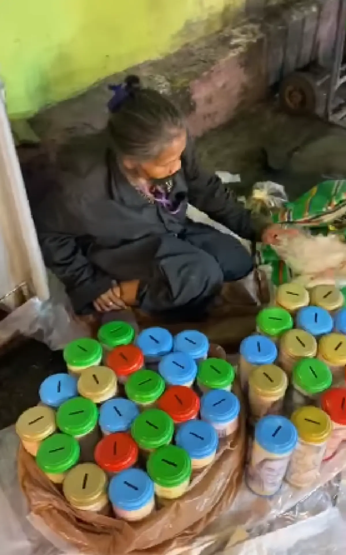 สุดสงสาร หนุ่มเดินผ่านข้างทาง เหลือบเห็นหญิงชรานอนรอขายกระปุกริมถนน ก่อนถามถึงกำไรไม่ถึง 100/วัน