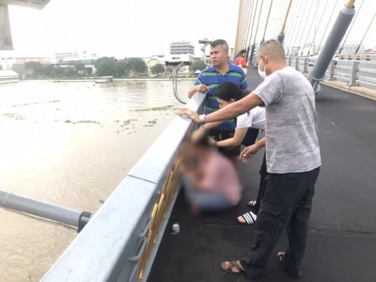 สาวสิ้นหวังชีวิต คิดกระโดดสะพานลาโลก โชคยังช่วยพลเมืองดี -ตำรวจ เข้าคว้าตัวได้ทัน