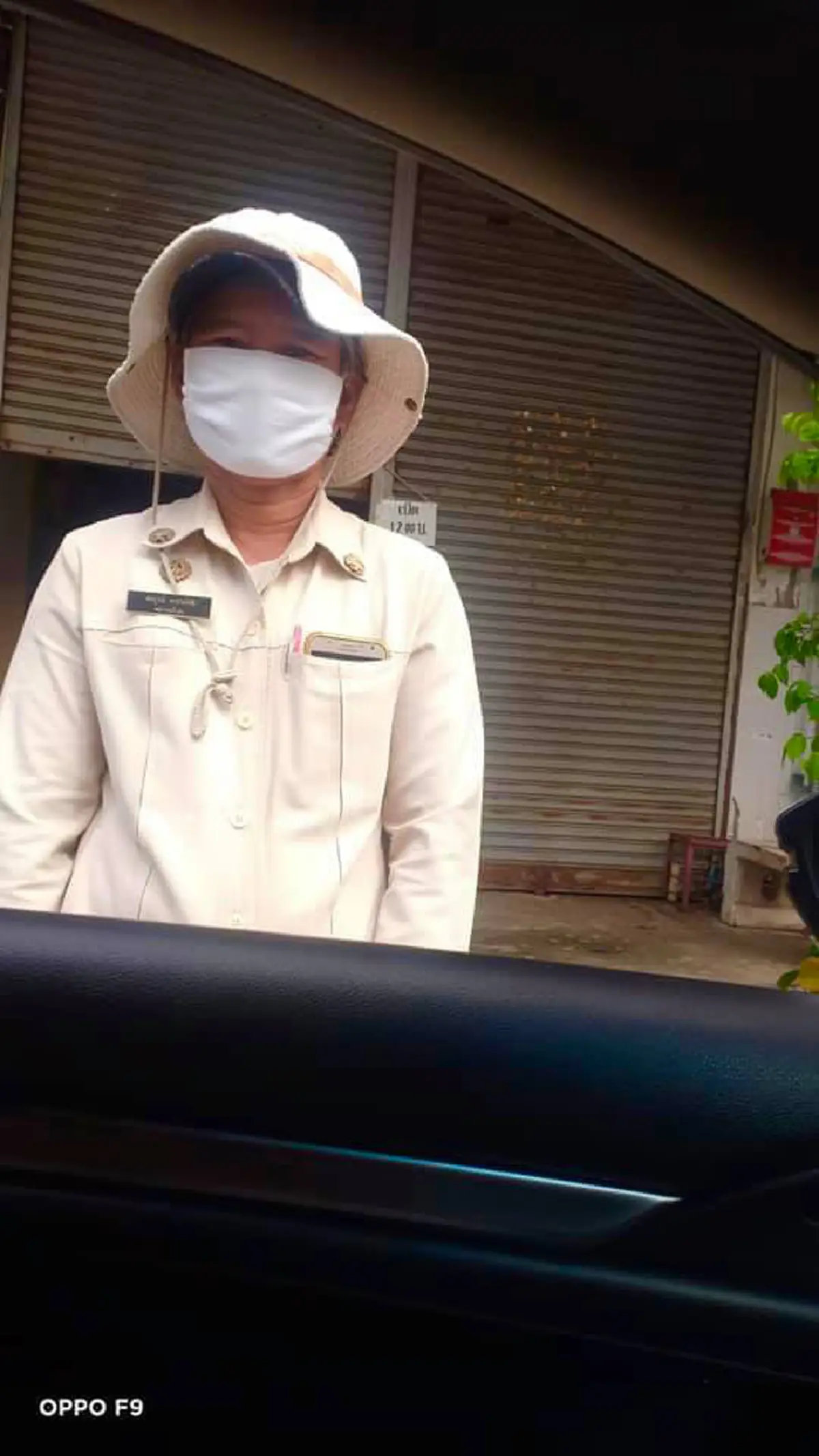 สาวใหญ่ ขับรถมาซื้อของตลาดกิมหยง เผลอเปิดกระจกไว้เต็มบาน ก่อนเดินกลับมา เห็นจนท.ยืนเฝ้าของให้ไม่ไปไหน