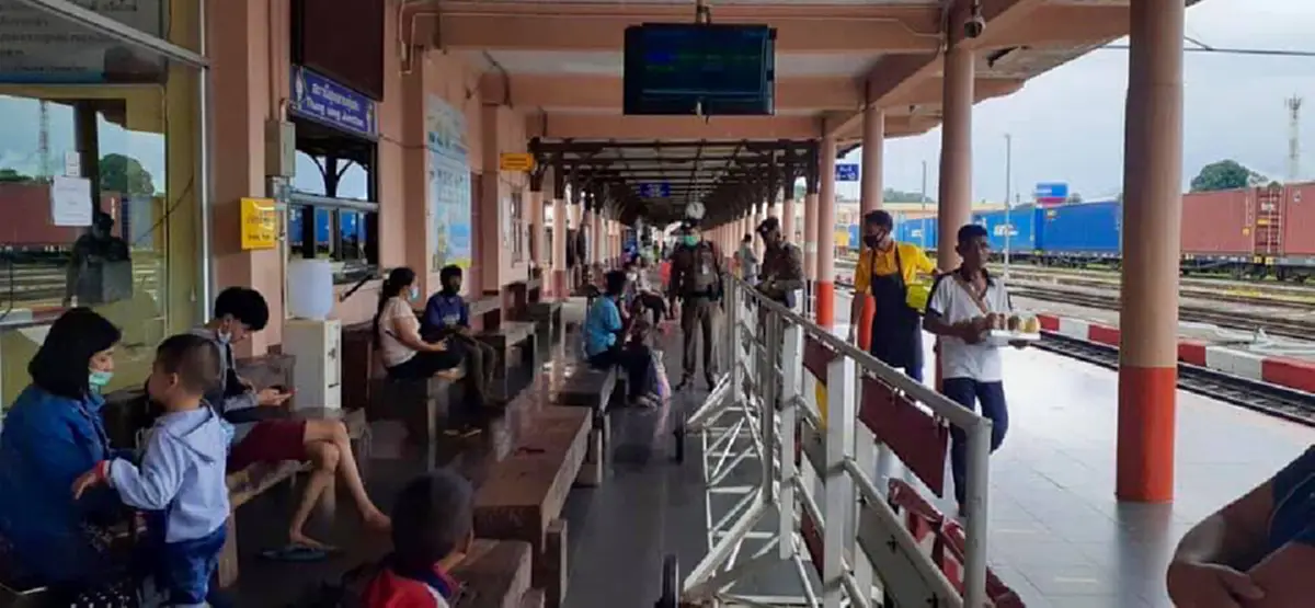 ชื่นชมตำรวจทุ่งสง ช่วยเหลือชายพิการพร้อมซื้อตั๋วรถไฟ ทั้งให้เงินติดกระเป๋าเป็นค่าเดินทางกลับบ้าน