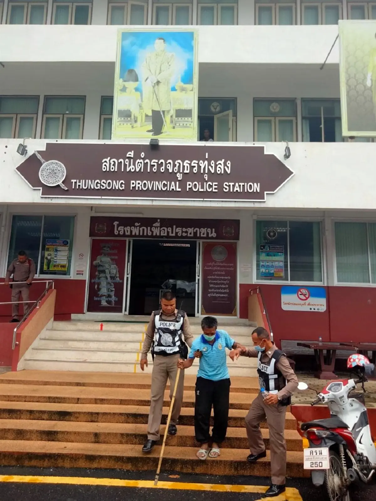 ชื่นชมตำรวจทุ่งสง ช่วยเหลือชายพิการพร้อมซื้อตั๋วรถไฟ ทั้งให้เงินติดกระเป๋าเป็นค่าเดินทางกลับบ้าน
