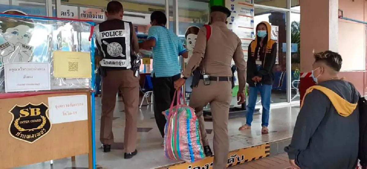 ชื่นชมตำรวจทุ่งสง ช่วยเหลือชายพิการพร้อมซื้อตั๋วรถไฟ ทั้งให้เงินติดกระเป๋าเป็นค่าเดินทางกลับบ้าน