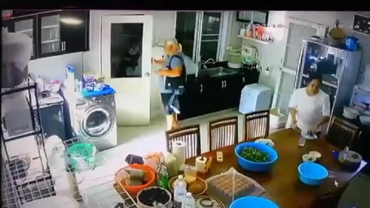ลุงวัย 61 ปี ทำเนียนเข้ามาตีสนิทสาวๆในหมู่บ้าน อาศัยทีเผลอขโมยโทรศัพท์มือถือ พร้อมข้ออ้างมโนไปไกล