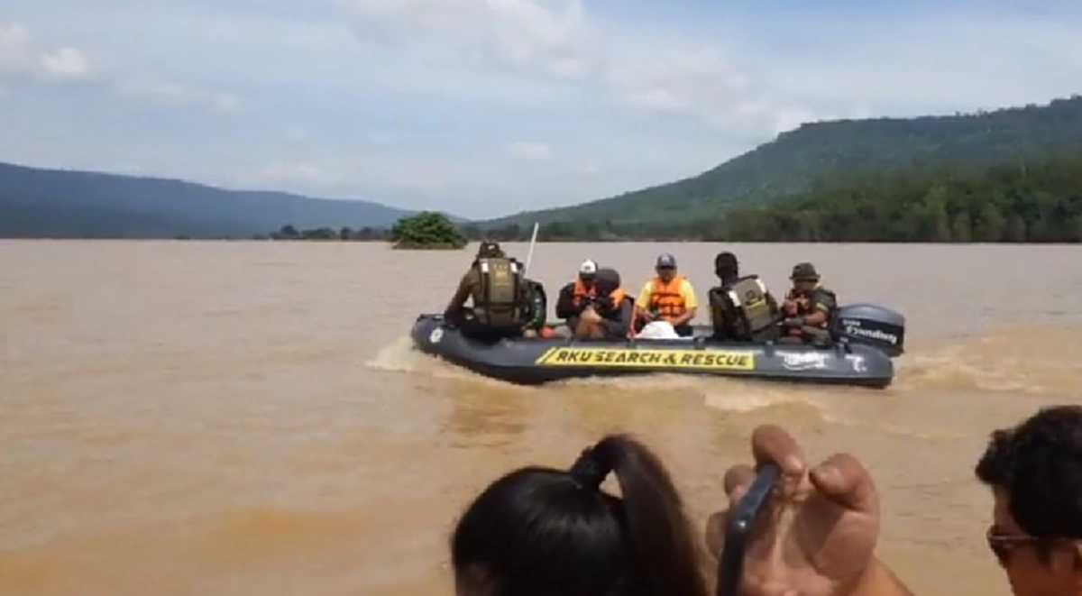 บิณฑ์ บรรลือฤทธิ์ เดินหน้าช่วยชาวบ้าน ล่องเรือฝ่ากระแสน้ำป่า แจกข้าวสาร ควักเงินตัวเองให้ หลังเห็นสภาพ