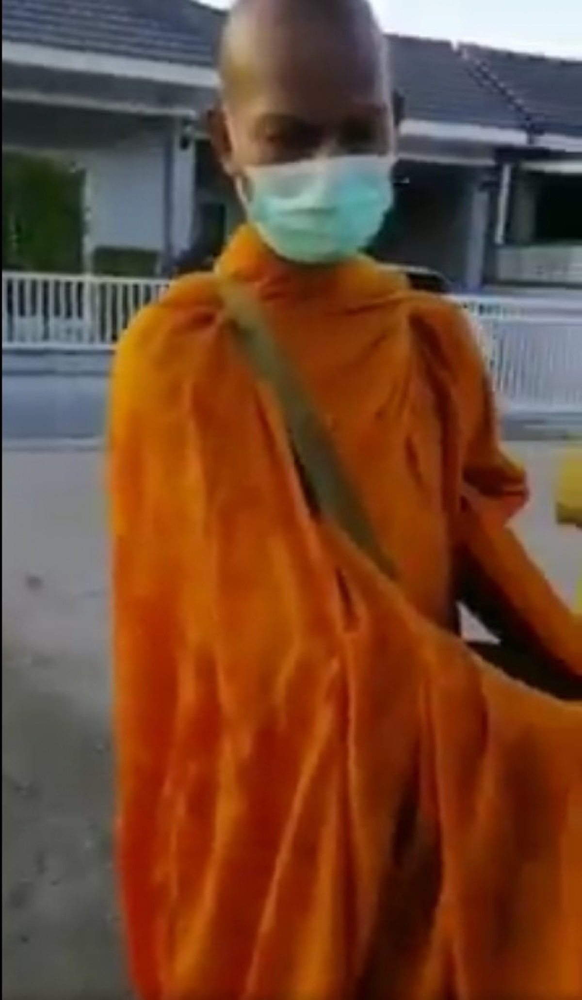 สาวรับไม่ได้ เพื่อนบ้านบาปหนัก ชอบฉีดน้ำใส่พระ เวลามาบิณฑบาตหน้าบ้าน ร้องขอให้หยุดกับยิ่งหนักข้อขึ้น