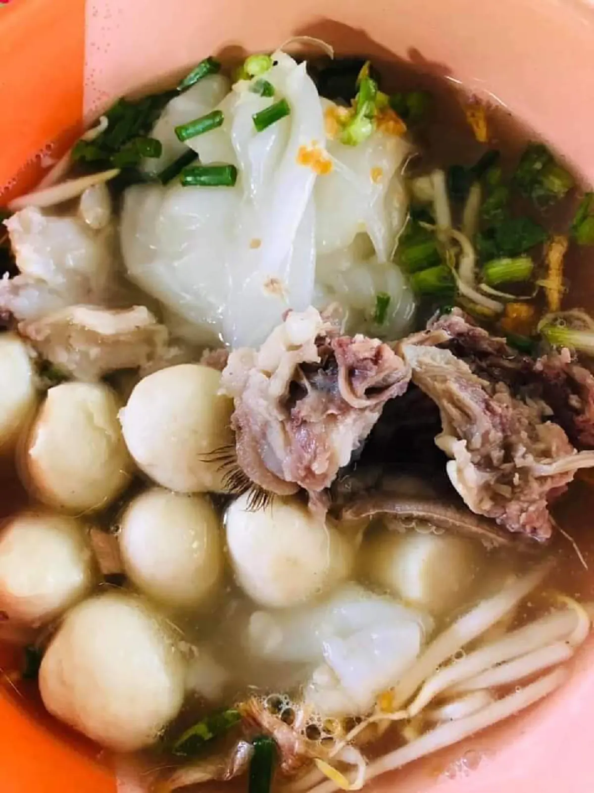 สาวสยองขนลุก พบชิ้นส่วนปริศนาคล้าย ขนตา ในถุงก๋วยเตี๋ยวซื้อกลับบ้าน