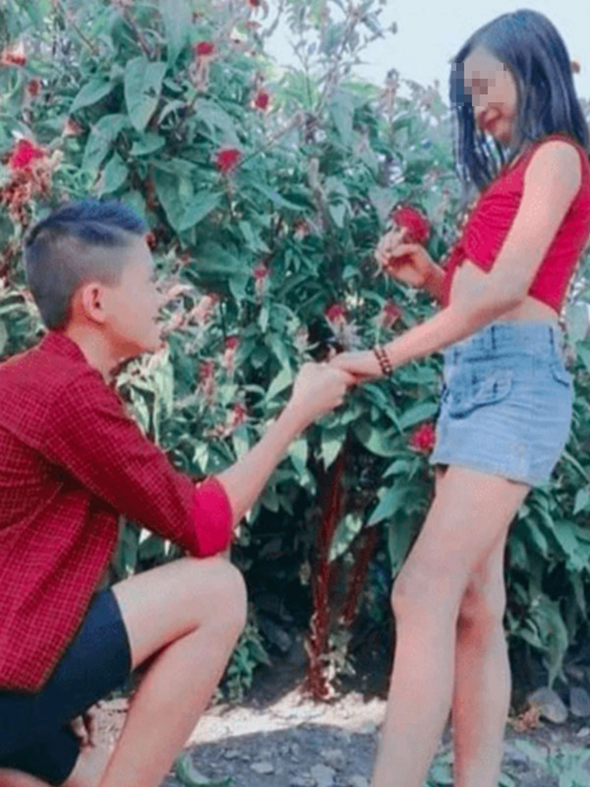 คู่รักวัยกระเตาะ ถ่ายรูปสวีทหวาน รู้อายุแทบรับไม่ได้ ชาวเน็ตจวกยับ