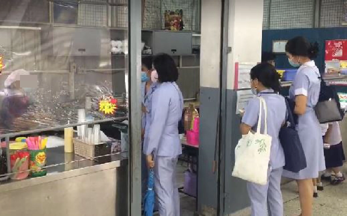 นักเรียนย่านตลิ่งชันท้องเสียอาเจียนหนักกว่า 100 คน เร่งตามผู้ปกครองรับกลับบ้าน
