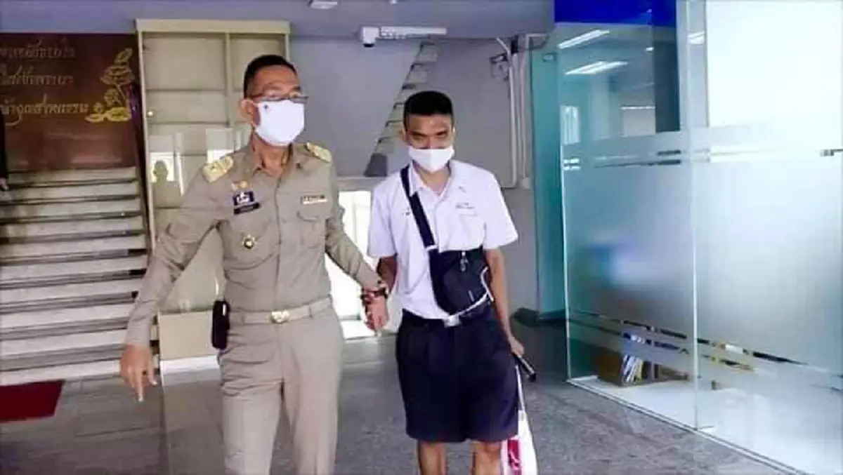 ผู้ว่าฯ ปทุมธานี ถึงกับยกย่องหัวใจ นักเรียนชั้น ม.6 พิการทางสายตา ขึ้นรถทัวร์ข้ามจังหวัดมาขอสัมภาษณ์ ขากลับให้รถประจำตำแหน่งไปส่งถึงบ้าน