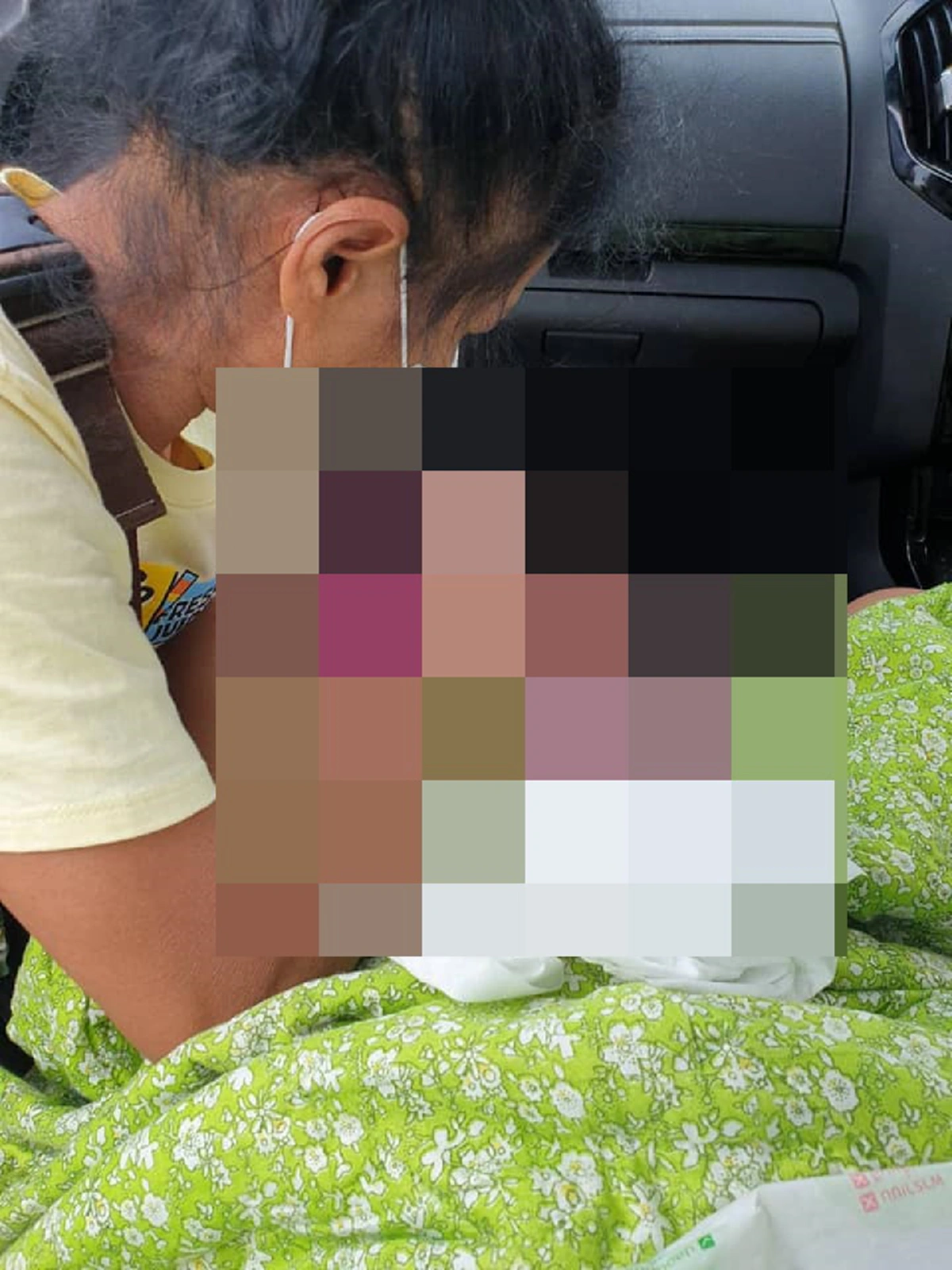 หญิงท้องแก่สุดอั้น ให้กำเนิดบุตรบนรถกระบะ