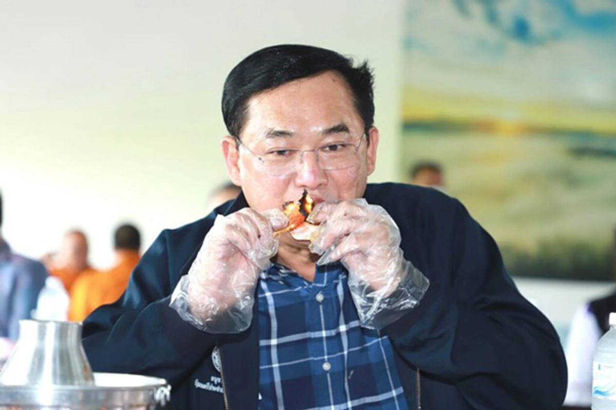 อนุชา โชว์กินกุ้ง หมึกทะเล ให้เห็นจะๆ ชี้ปรุงสุกไม่ต้องกลัวไร้โควิดแน่นอน