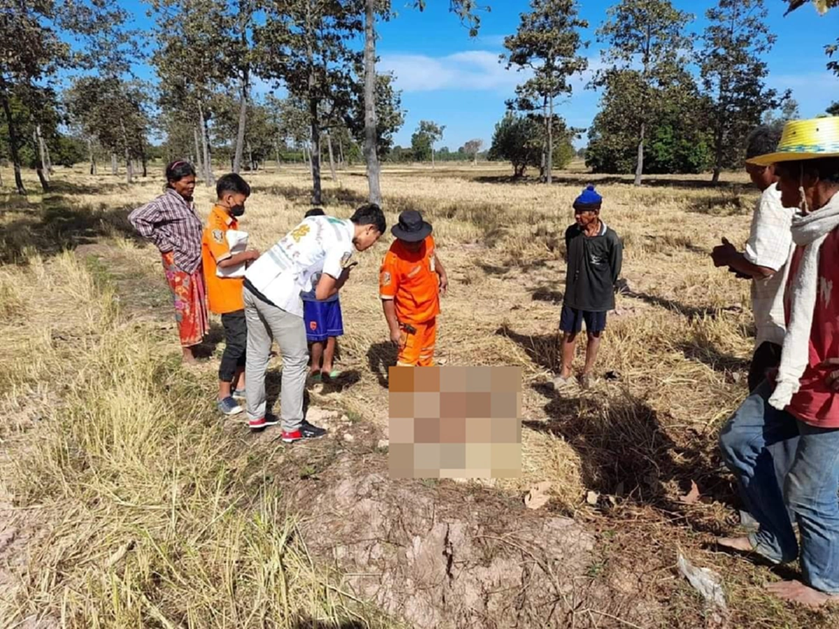 คุณตาวัย77 ขุดหลุมดักกบเลี้ยงปากท้อง เเต่กลับขึ้นมาไม่ได้ สุดท้ายขาดอากาศหายใจ