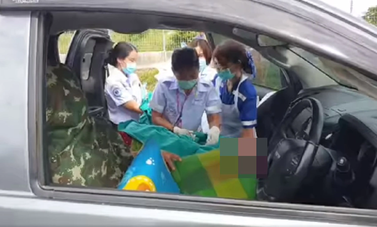 หญิงท้องแก่สุดอั้น ให้กำเนิดบุตรบนรถกระบะ