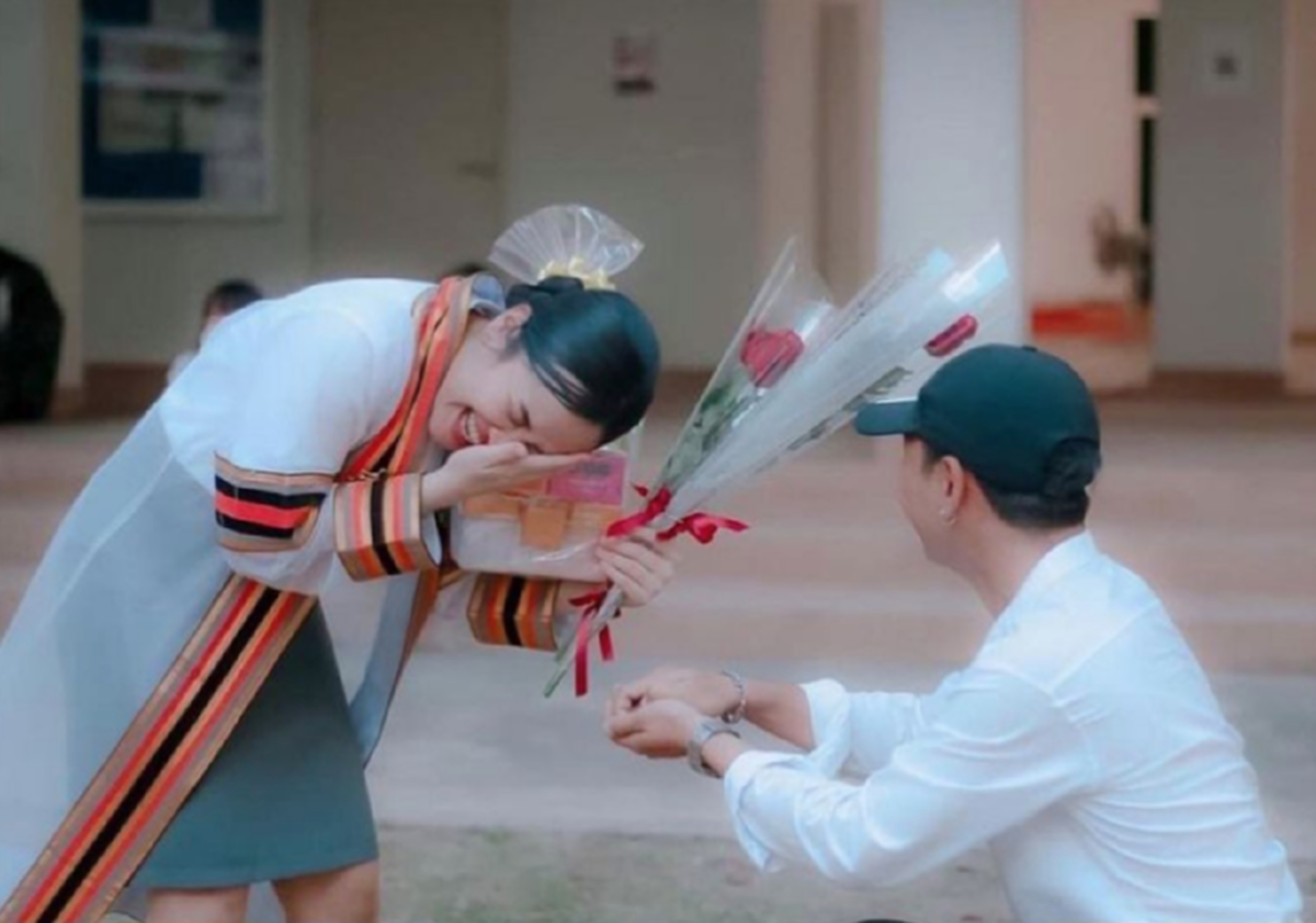บัณฑิตสาวเขินจนเสียอาการ หลังหนุ่มคุกเข่าให้ของขวัญในวันเรียนจบ เห็นแล้วซึ้งสุดๆ กลั้นน้ำตาไว้แทบไม่อยู่