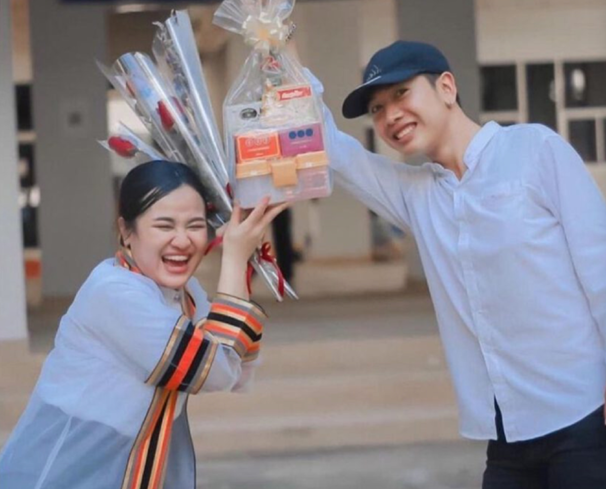 บัณฑิตสาวเขินจนเสียอาการ หลังหนุ่มคุกเข่าให้ของขวัญในวันเรียนจบ เห็นแล้วซึ้งสุดๆ กลั้นน้ำตาไว้แทบไม่อยู่