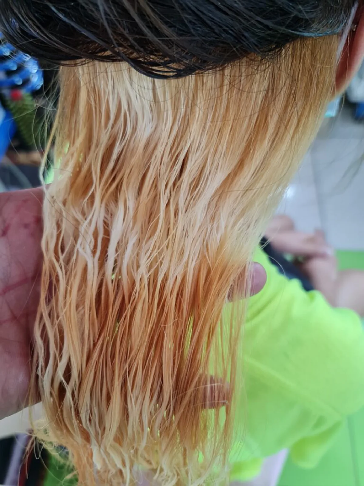 สาวกรี๊ดลั่นบ้าน ซื้อผงฟอกไปทำสีผมเอง สุดท้ายวิ่งโร่หาช่างทั้งน้ำตา