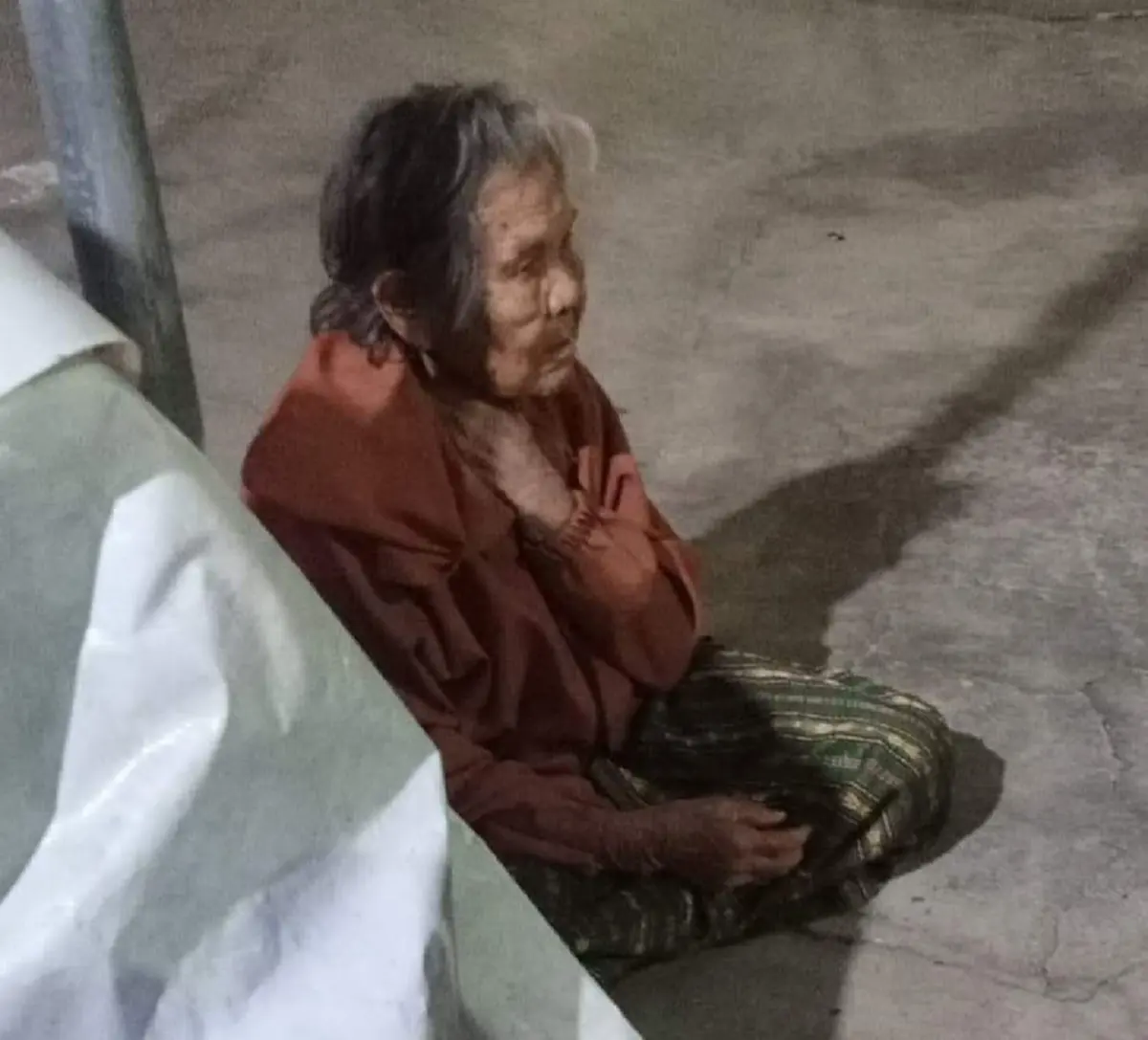 สงสารจับใจ ยายทนนั่งหนาวสั่น อยู่ลำพังท่ามกลางอากาศหนาว ปากพร่ำบอกมาตามหาลูกหลาน ก่อน ตร. มาเห็นรีบเข้าช่วยเหลือ