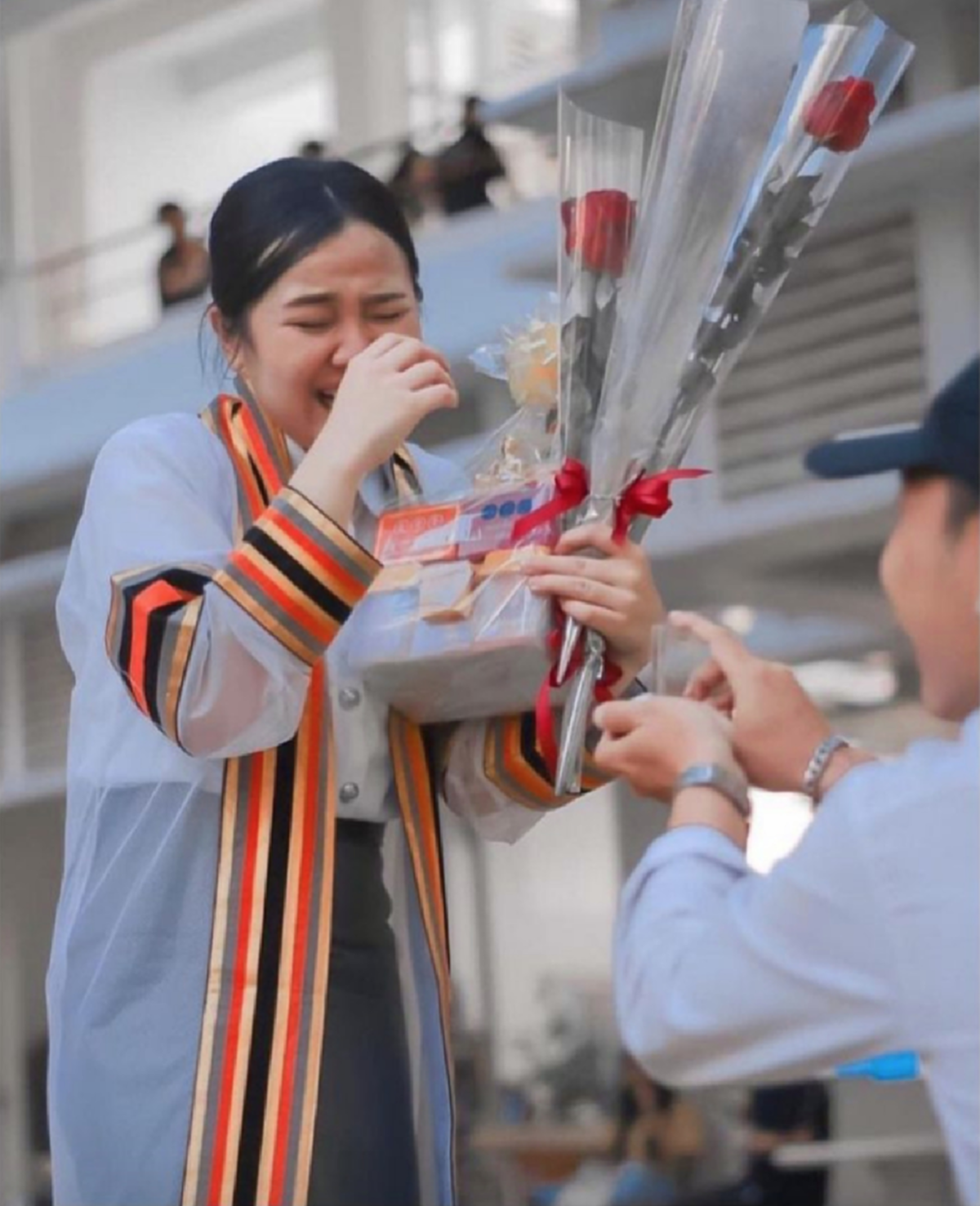 บัณฑิตสาวเขินจนเสียอาการ หลังหนุ่มคุกเข่าให้ของขวัญในวันเรียนจบ เห็นแล้วซึ้งสุดๆ กลั้นน้ำตาไว้แทบไม่อยู่