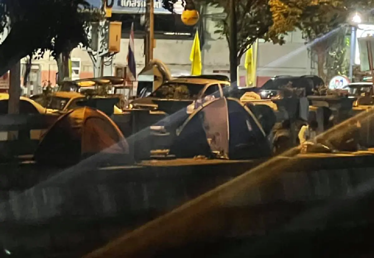 ชายฉกรรจ์ 3-4 คน รวมกลุ่มบุกถึงถิ่น คนเร่รอน หยิบแท่งยาวในรถมามอบให้ ก่อนเดินจากไปไม้ต้องการให้ใครพบเห็น