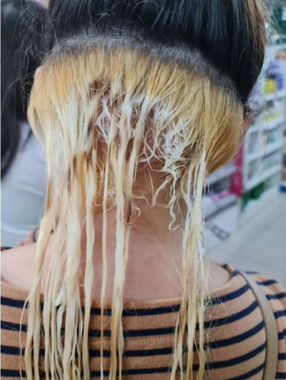 สาวกรี๊ดลั่นบ้าน ซื้อผงฟอกไปทำสีผมเอง สุดท้ายวิ่งโร่หาช่างทั้งน้ำตา