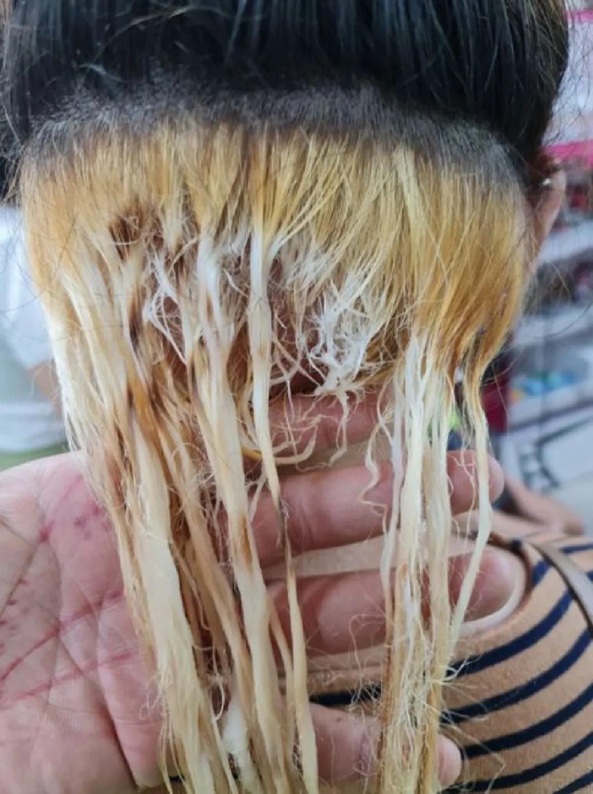 สาวกรี๊ดลั่นบ้าน ซื้อผงฟอกไปทำสีผมเอง สุดท้ายวิ่งโร่หาช่างทั้งน้ำตา