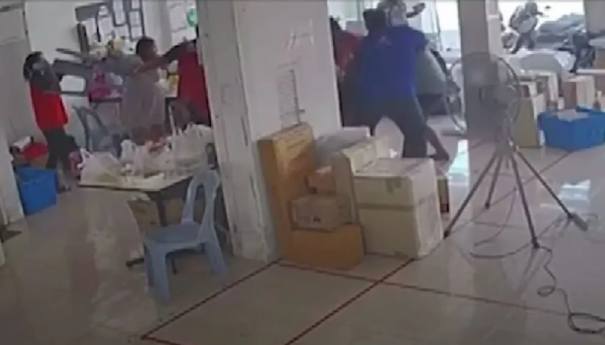 หนุ่มภูเก็ตฉุนไม่ผ่านโปร บุกเอาเรื่องผู้จัดการท้องแก่ อ้างแค้นสะสมมานาน