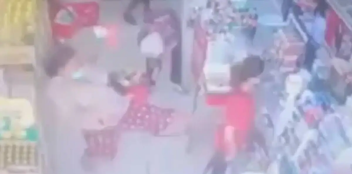สาวสุดงง จ่ายเงินในร้านสะดวกซื้อ เจอมนุษย์ป้ากระโดดถีบ จนหลังแอ่น