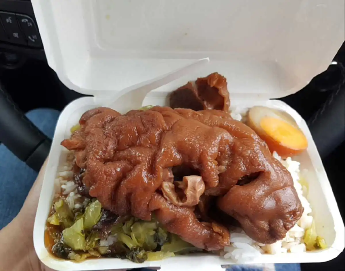 ลูกค้าสาวสั่ง "ข้าวขาหมู" มากินที่บ้าน เปิดกล่องออกมาเหว๋อหนัก