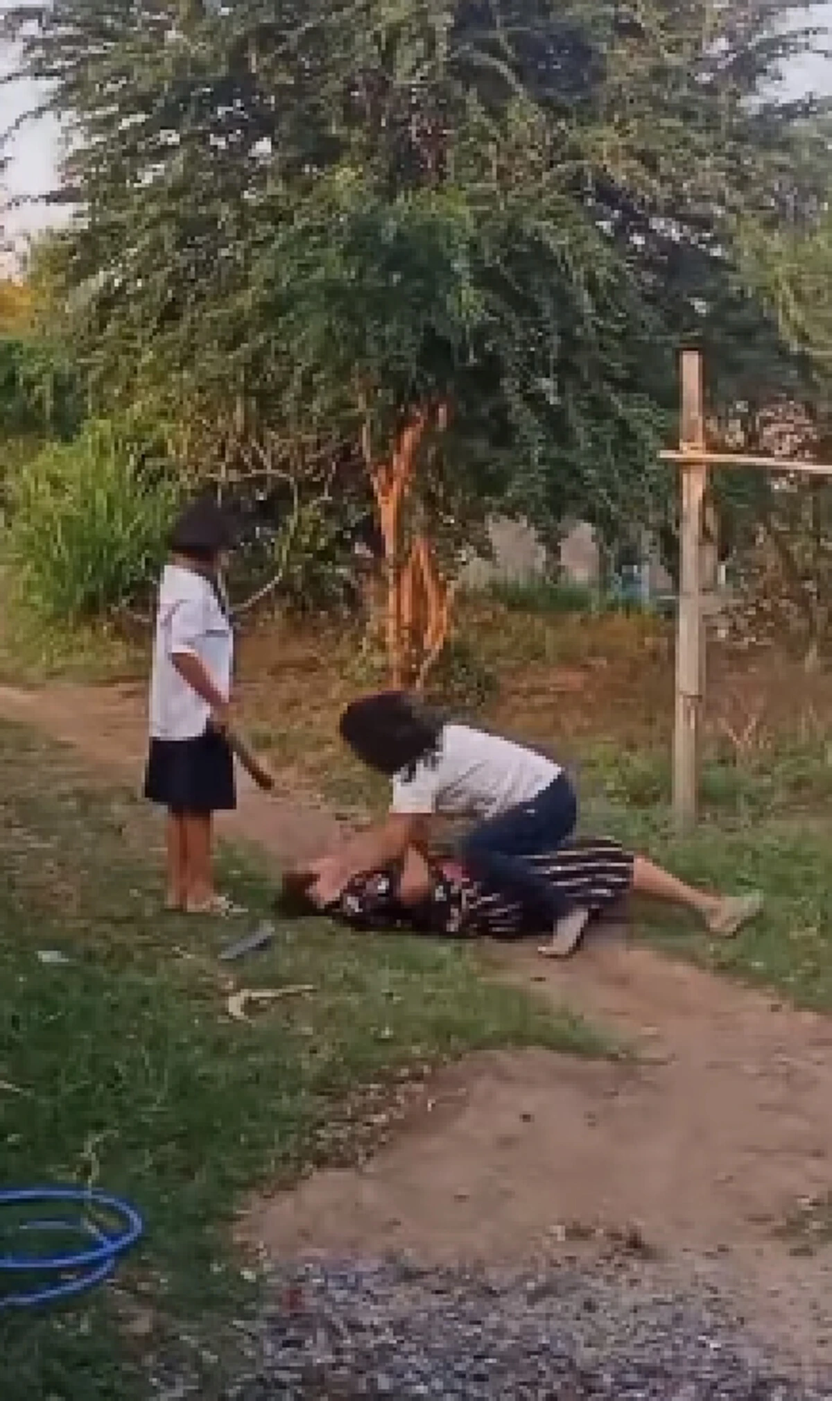หลานรีบวิ่งเข้าไปช่วยยาย หลังเห็นแม่เมาสุราหนัก ถือไม้ไล่ทุบยาย