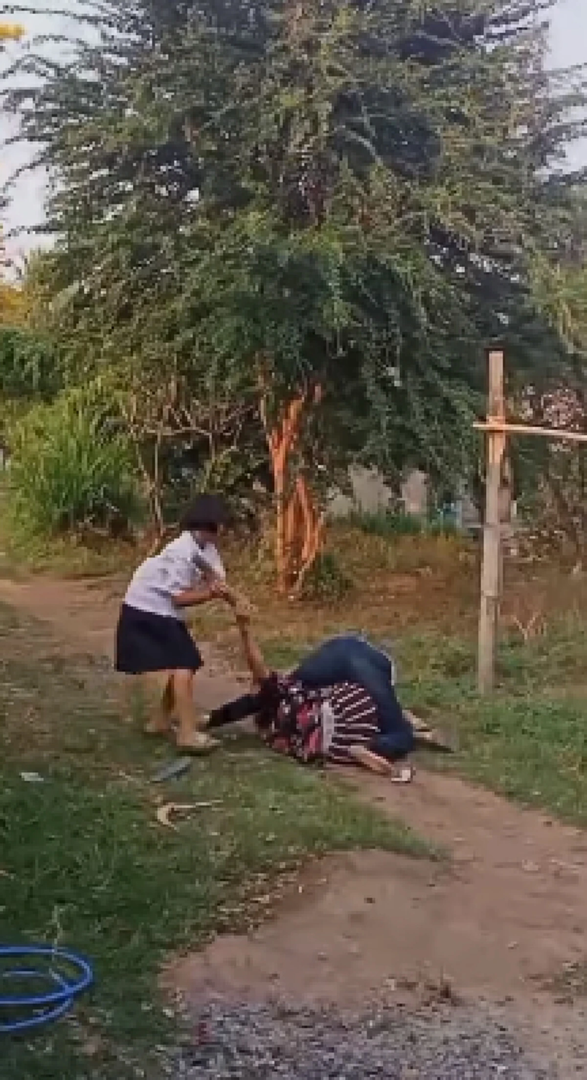 หลานรีบวิ่งเข้าไปช่วยยาย หลังเห็นแม่เมาสุราหนัก ถือไม้ไล่ทุบยาย