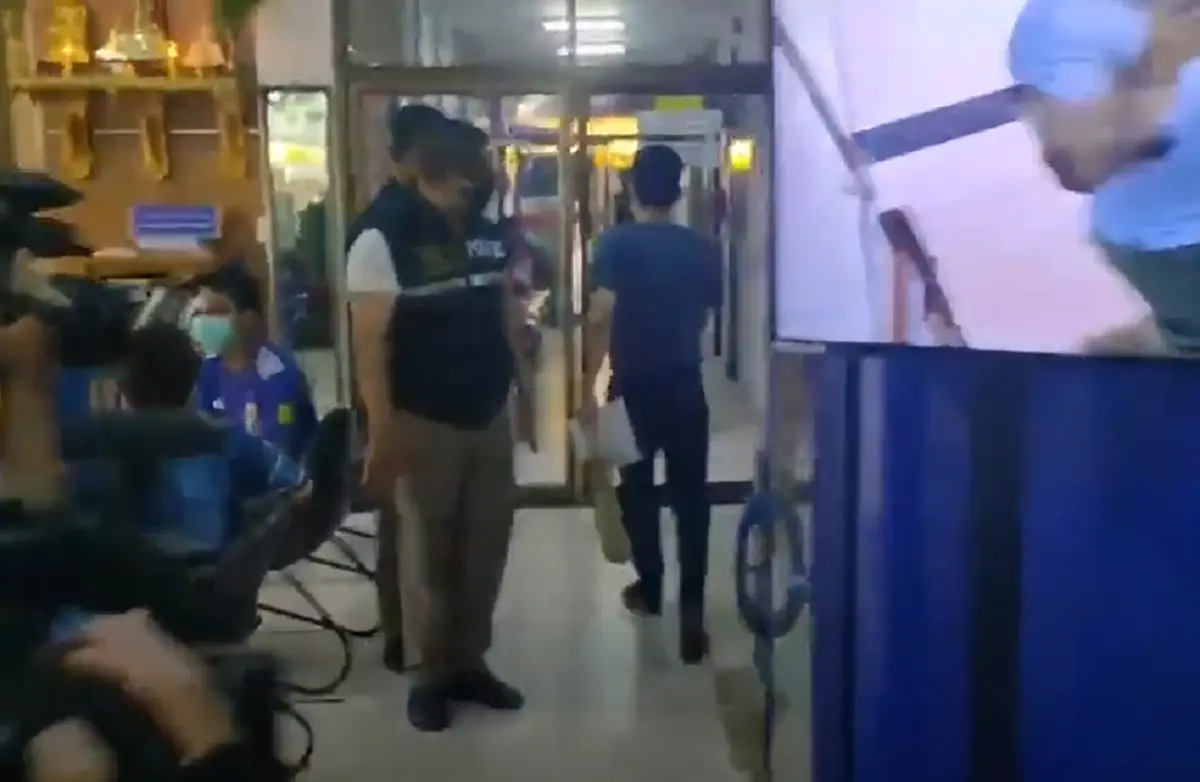 หนุ่มบางพลี  ถือหมายเรียกเข้าพบตำรวจ ตร. ปัดคุกคาม "ลูกสาวบิ๊กตู่"