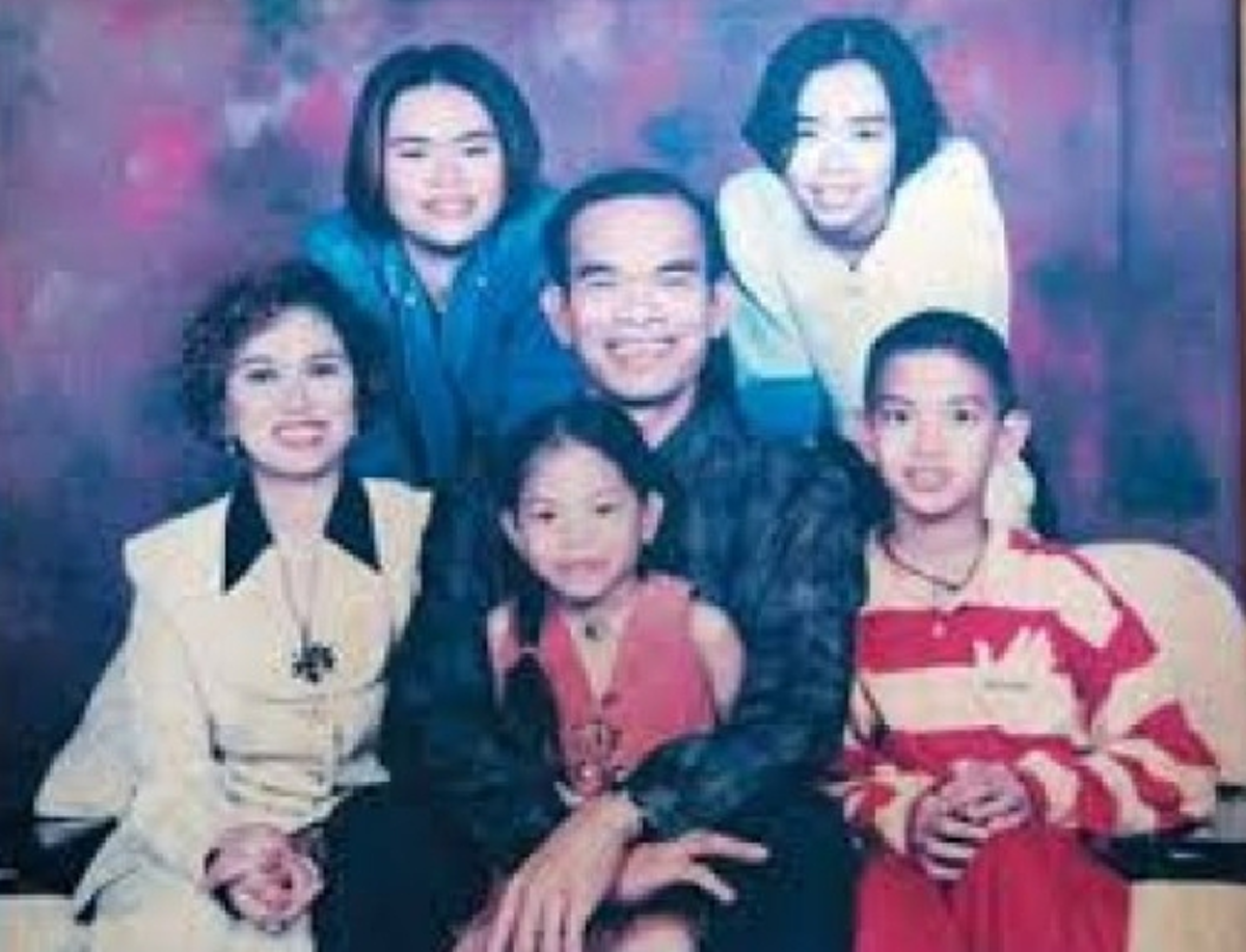 เปิดโฉมหน้าลูกทั้ง 2 คน “ป๋าเทพ โพธิ์งาม” หลังห่างหายจากวงการ ผันตัวเป็นพ่อค้าขายขนม