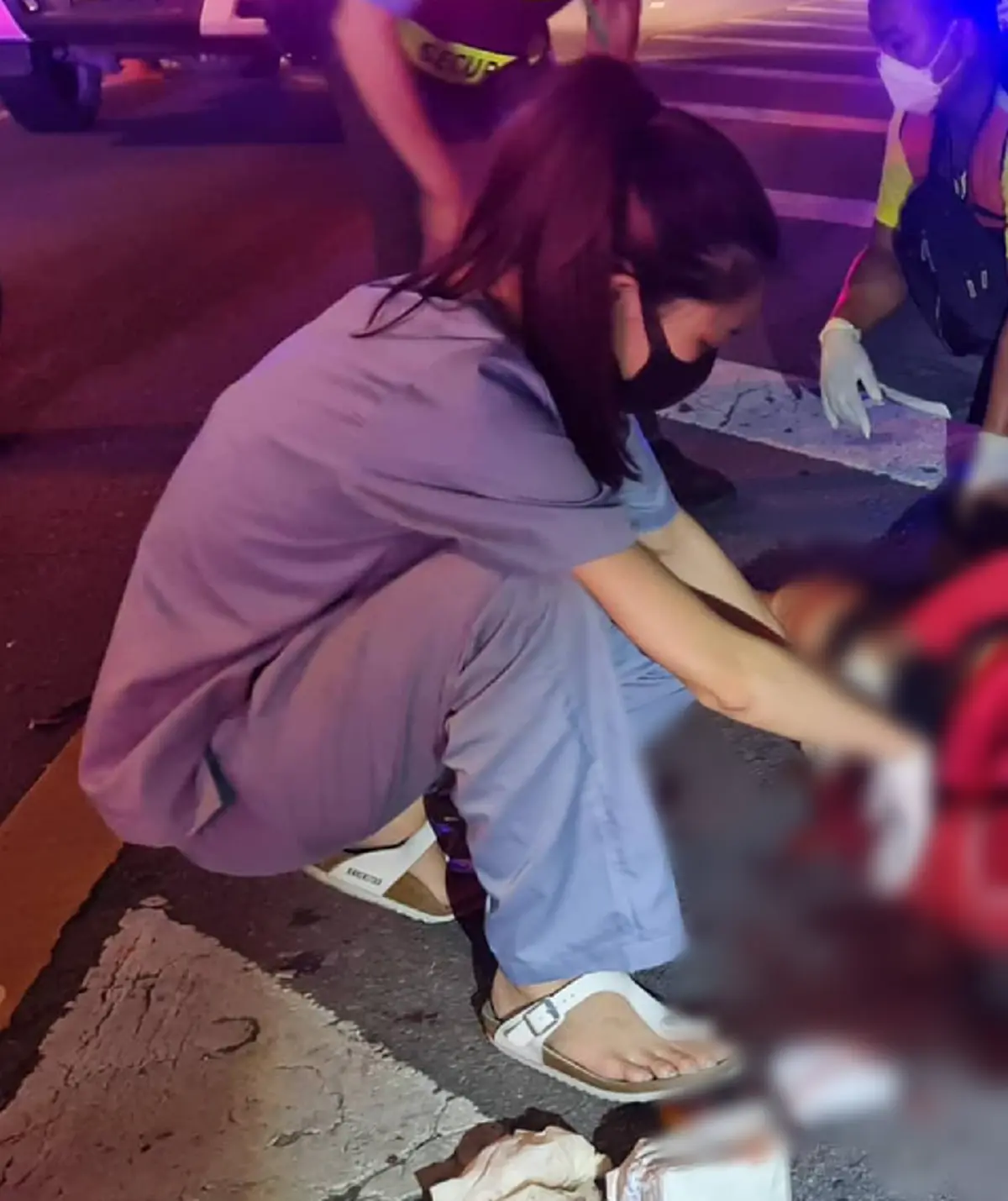 คุณหมอ รพ.ตำรวจ ปฐมพยาบาลผู้บาดเจ็บ